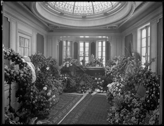 Interno di cappella funeraria non identificata con bara e fiori, decorata per Octavio Davis, probabilmente James E. McLarney, impresario funebre, a 874 Lexington Avenue, New York City, 10 dicembre 1915